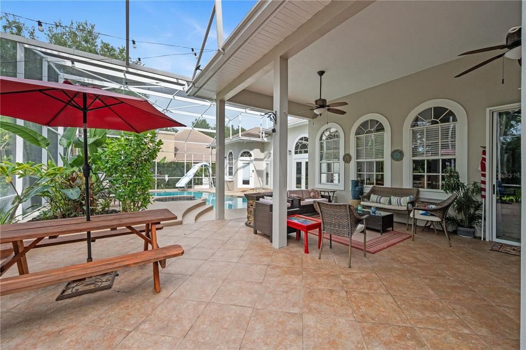 Под контрактом: $1,290,000 (6 спален, 4 ванн, 4016 Квадратных фут)