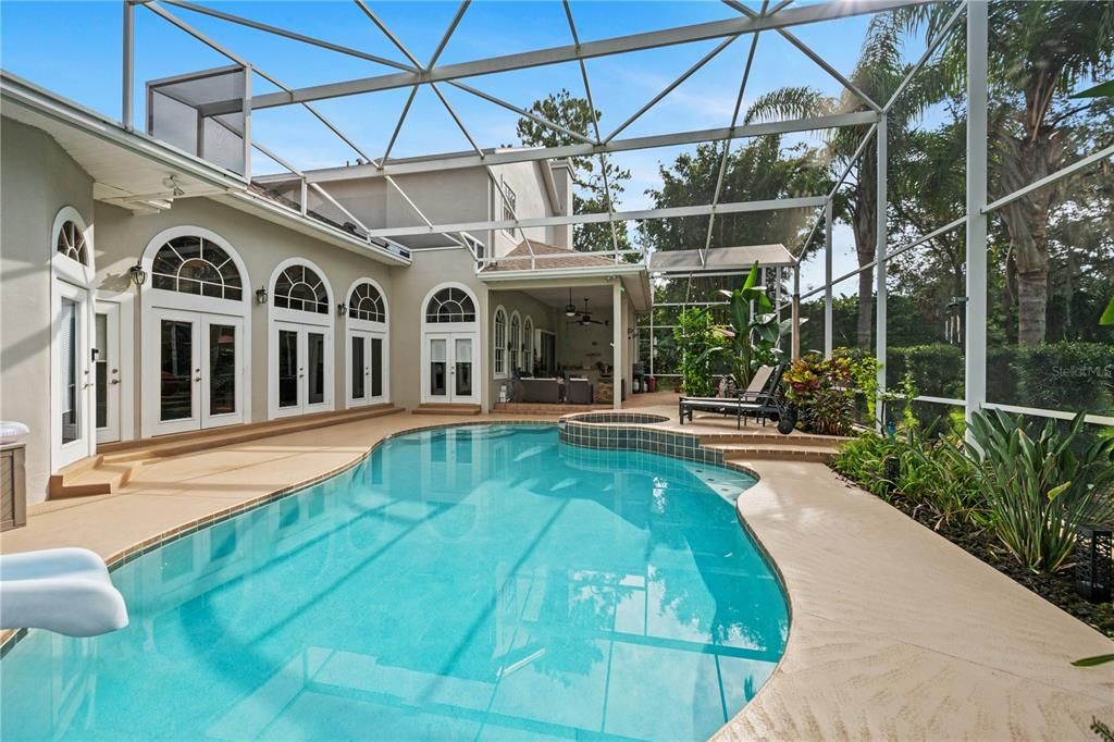 Под контрактом: $1,290,000 (6 спален, 4 ванн, 4016 Квадратных фут)