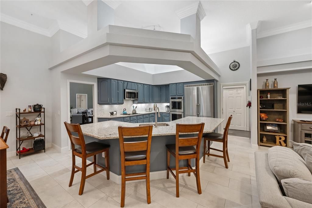 Под контрактом: $1,290,000 (6 спален, 4 ванн, 4016 Квадратных фут)