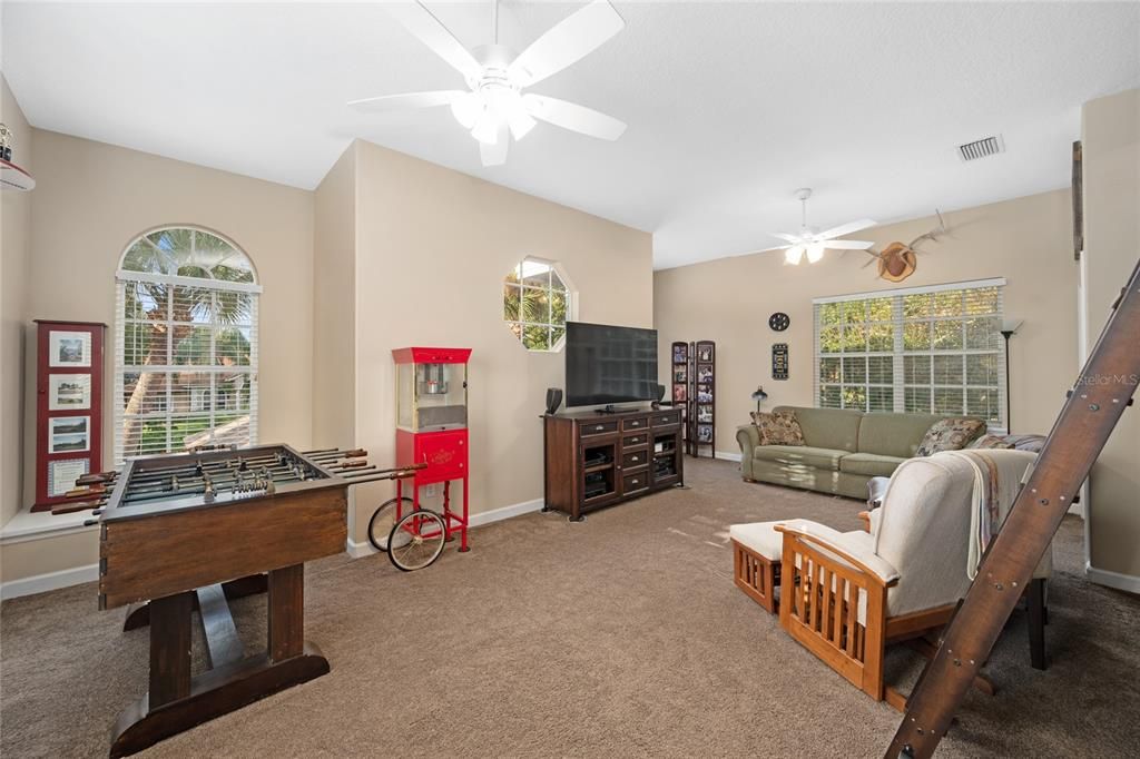 Под контрактом: $1,290,000 (6 спален, 4 ванн, 4016 Квадратных фут)