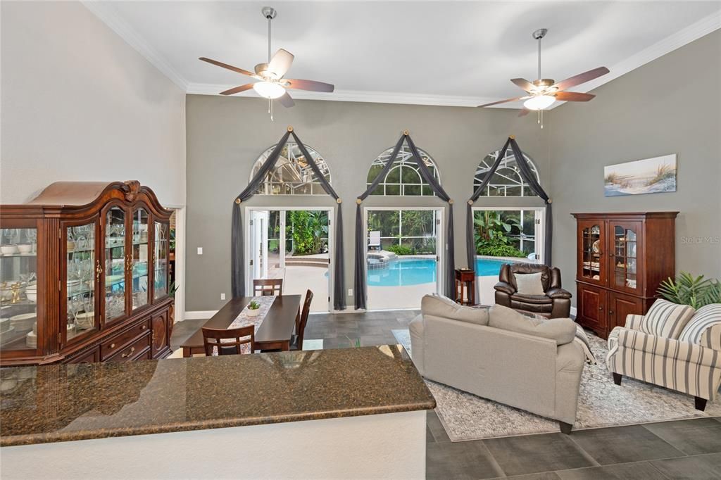 Под контрактом: $1,290,000 (6 спален, 4 ванн, 4016 Квадратных фут)