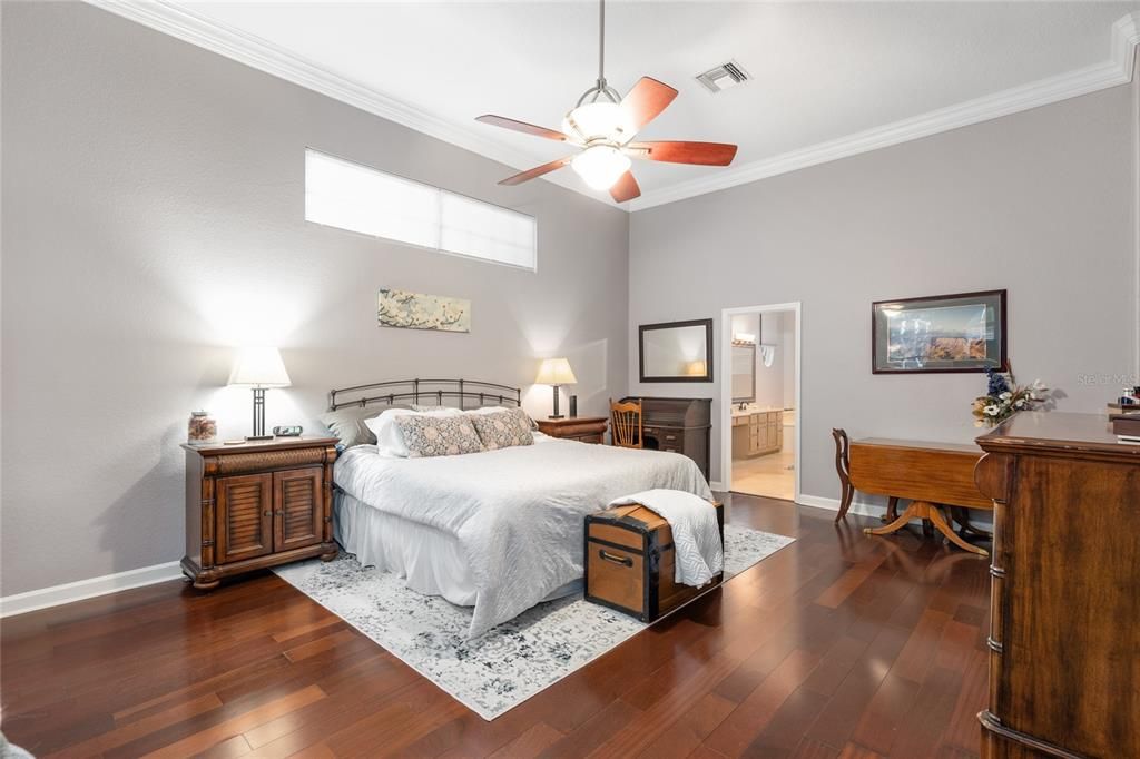 Под контрактом: $1,290,000 (6 спален, 4 ванн, 4016 Квадратных фут)