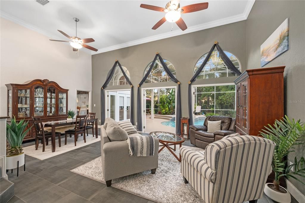 Под контрактом: $1,290,000 (6 спален, 4 ванн, 4016 Квадратных фут)