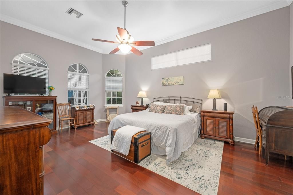 Под контрактом: $1,290,000 (6 спален, 4 ванн, 4016 Квадратных фут)