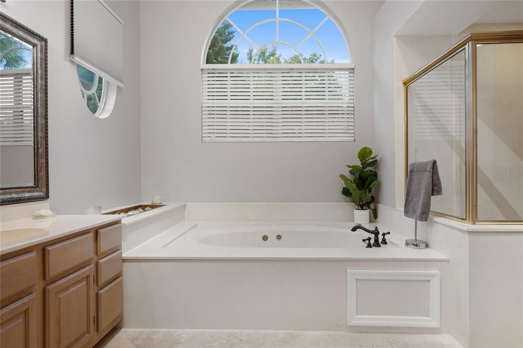 Под контрактом: $1,290,000 (6 спален, 4 ванн, 4016 Квадратных фут)