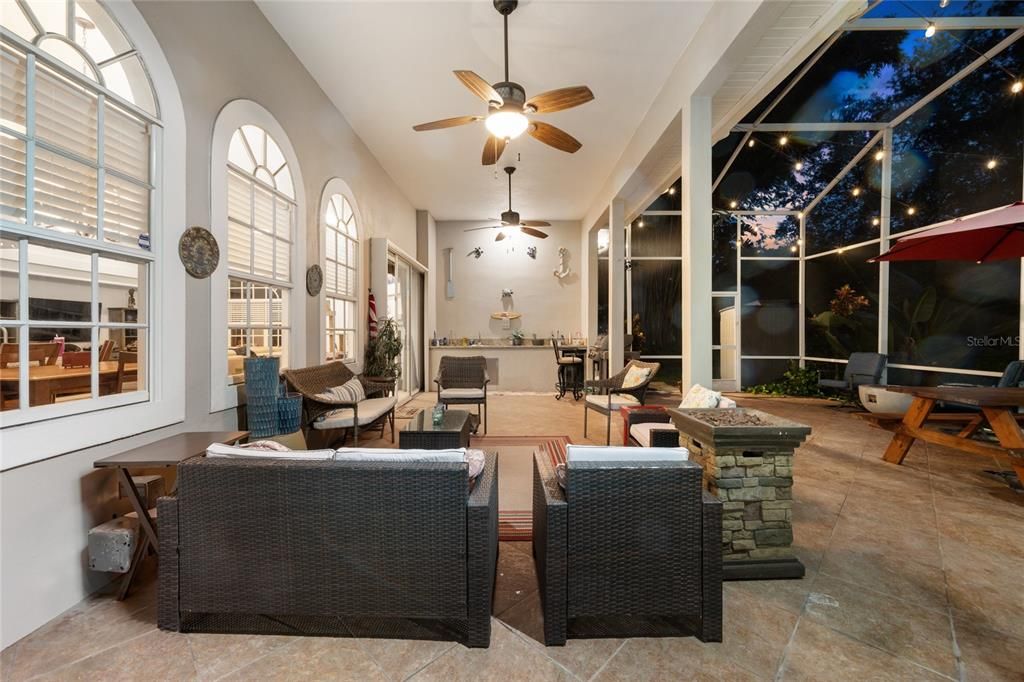 Под контрактом: $1,290,000 (6 спален, 4 ванн, 4016 Квадратных фут)