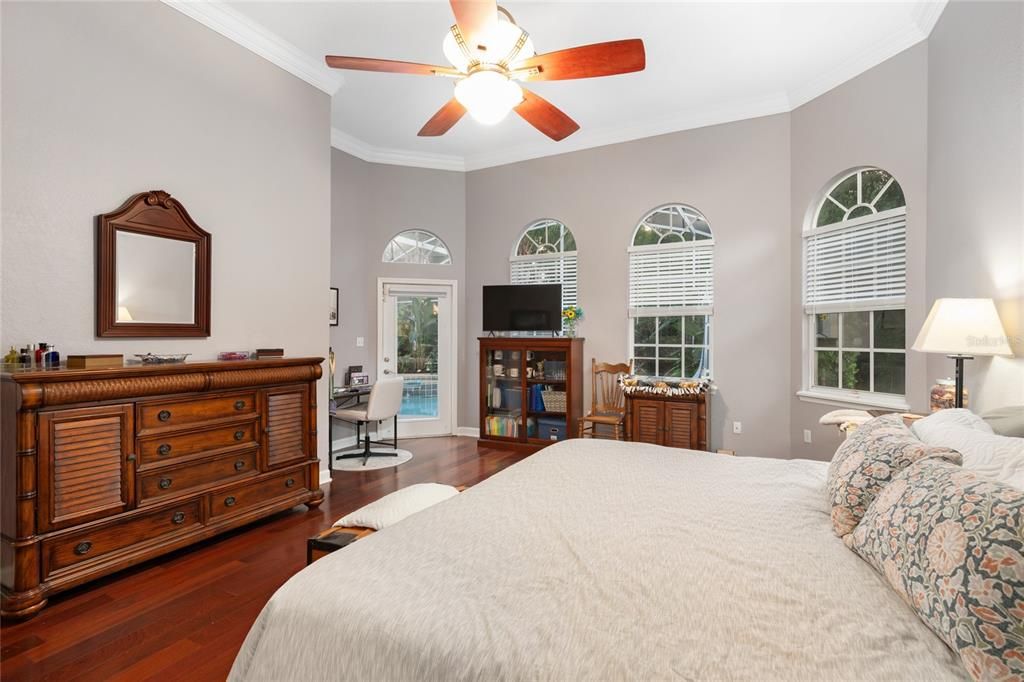 Под контрактом: $1,290,000 (6 спален, 4 ванн, 4016 Квадратных фут)