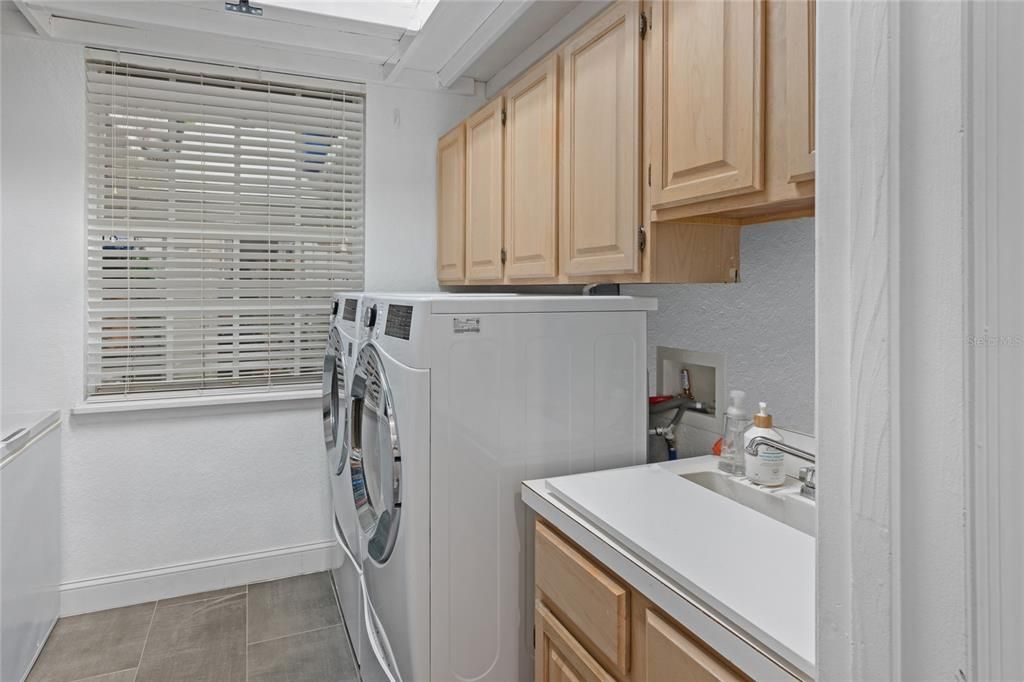 Под контрактом: $1,290,000 (6 спален, 4 ванн, 4016 Квадратных фут)