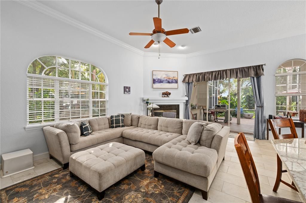 Под контрактом: $1,290,000 (6 спален, 4 ванн, 4016 Квадратных фут)