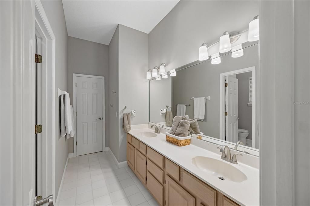 Под контрактом: $1,290,000 (6 спален, 4 ванн, 4016 Квадратных фут)