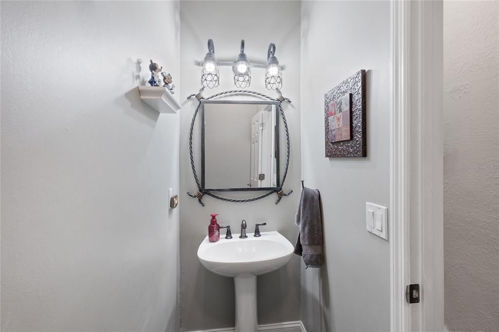 Под контрактом: $1,290,000 (6 спален, 4 ванн, 4016 Квадратных фут)