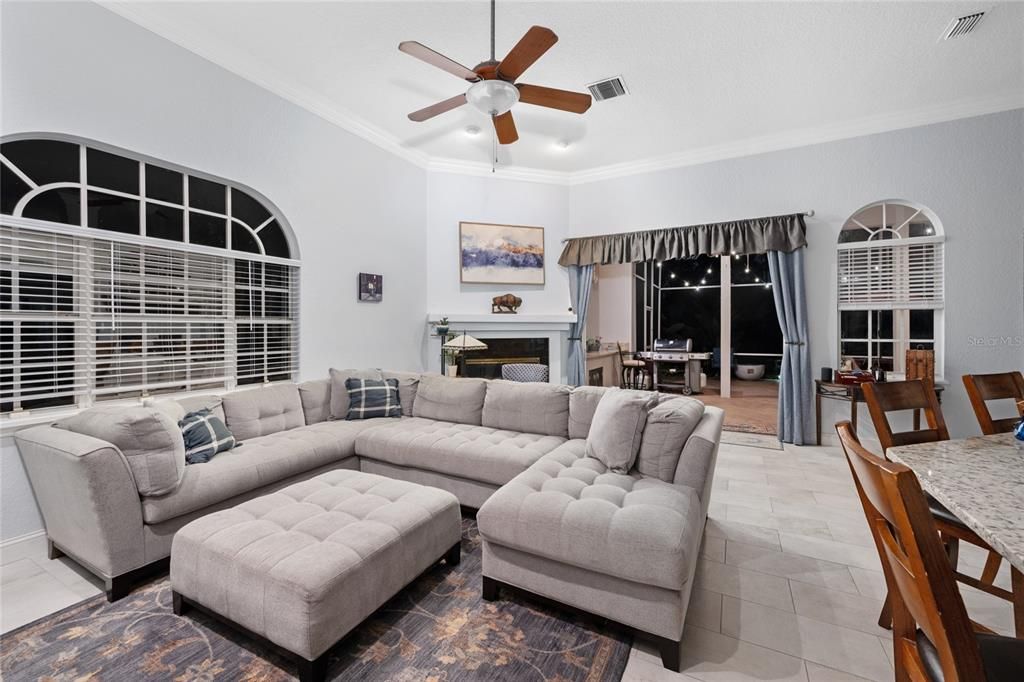 Под контрактом: $1,290,000 (6 спален, 4 ванн, 4016 Квадратных фут)