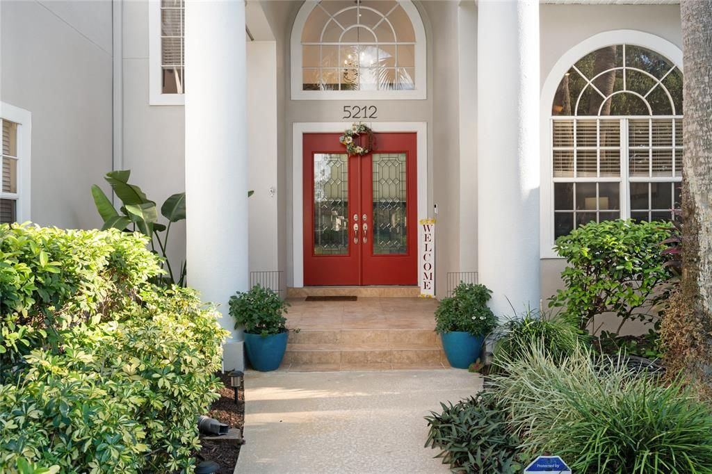 Под контрактом: $1,290,000 (6 спален, 4 ванн, 4016 Квадратных фут)