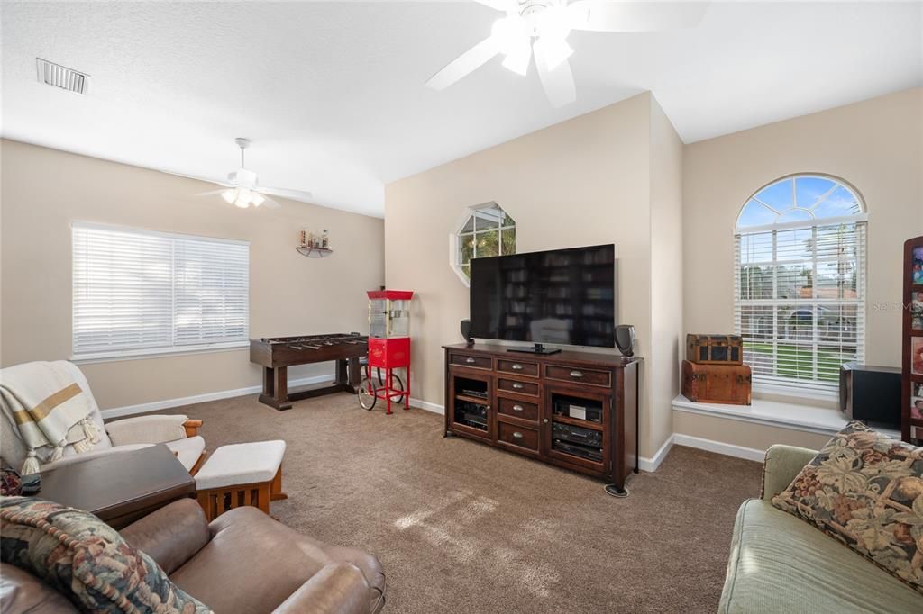 Под контрактом: $1,290,000 (6 спален, 4 ванн, 4016 Квадратных фут)