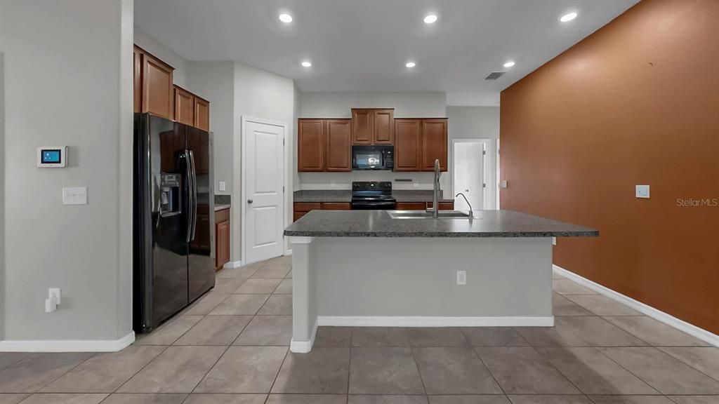 待售: $315,000 (4 贝兹, 2 浴室, 1841 平方英尺)