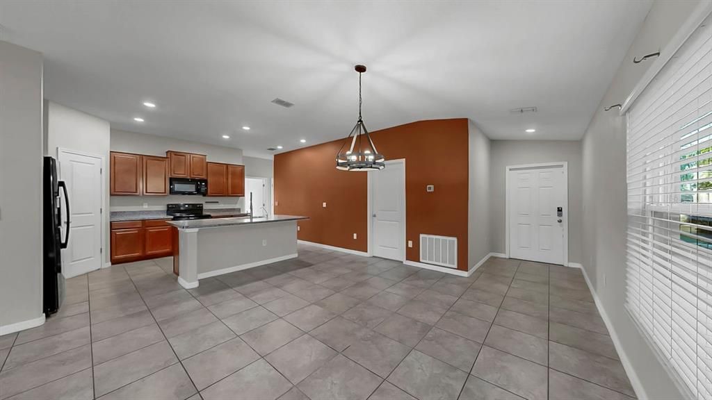 待售: $315,000 (4 贝兹, 2 浴室, 1841 平方英尺)