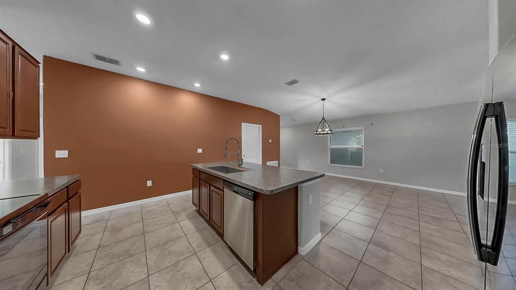 待售: $315,000 (4 贝兹, 2 浴室, 1841 平方英尺)