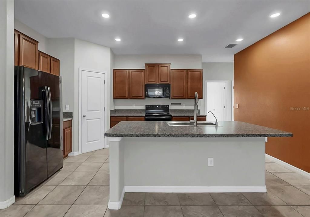 待售: $315,000 (4 贝兹, 2 浴室, 1841 平方英尺)