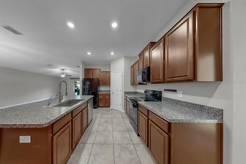 待售: $315,000 (4 贝兹, 2 浴室, 1841 平方英尺)