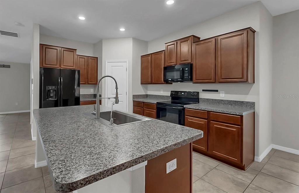 待售: $315,000 (4 贝兹, 2 浴室, 1841 平方英尺)