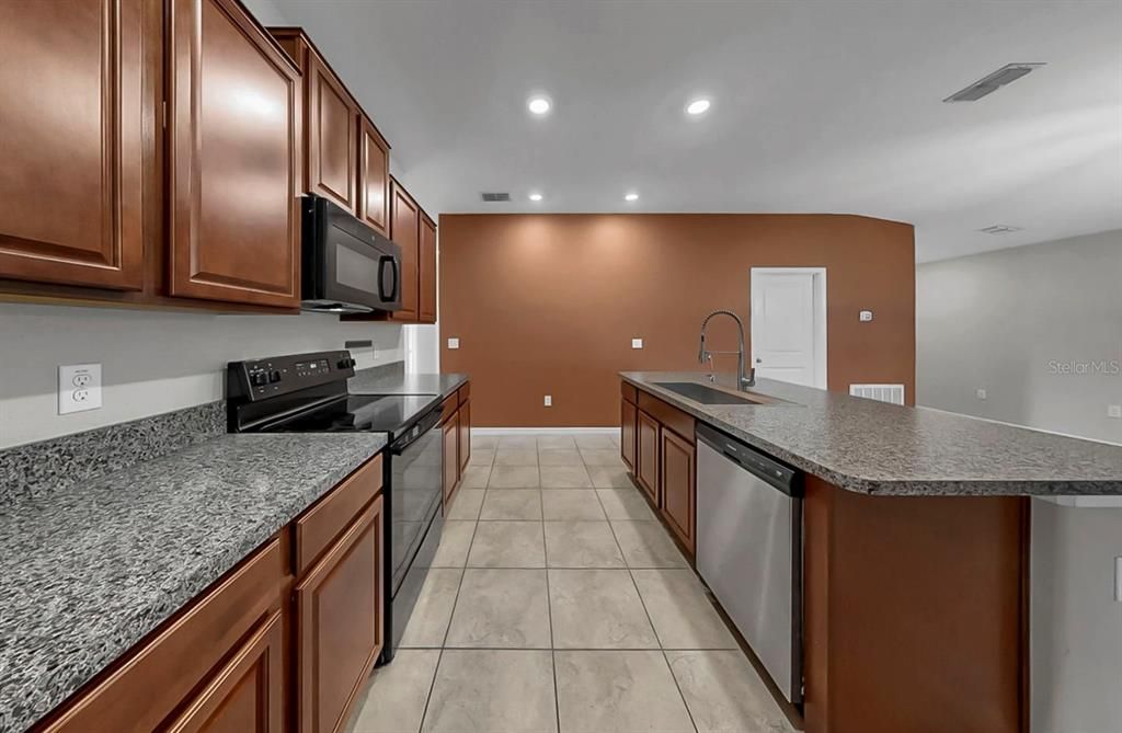 待售: $315,000 (4 贝兹, 2 浴室, 1841 平方英尺)