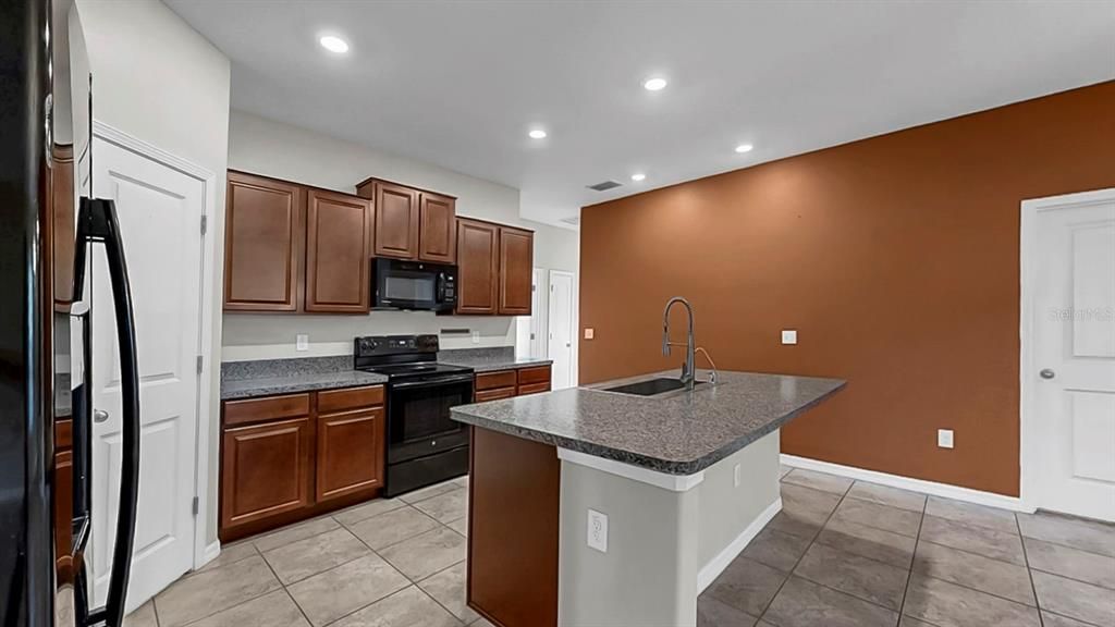 待售: $315,000 (4 贝兹, 2 浴室, 1841 平方英尺)