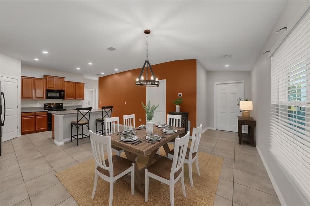 待售: $315,000 (4 贝兹, 2 浴室, 1841 平方英尺)