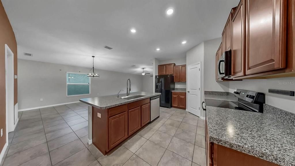 待售: $315,000 (4 贝兹, 2 浴室, 1841 平方英尺)