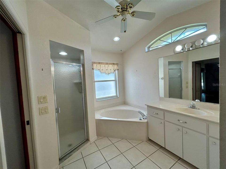 合同活跃: $1,925 (3 贝兹, 2 浴室, 1932 平方英尺)