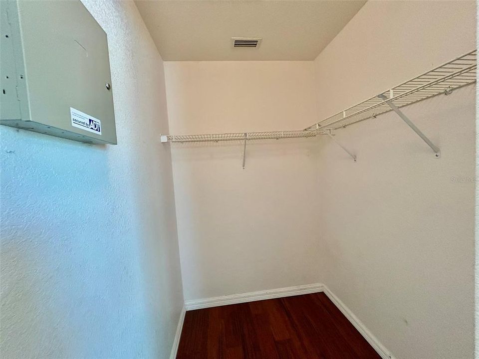 合同活跃: $1,925 (3 贝兹, 2 浴室, 1932 平方英尺)