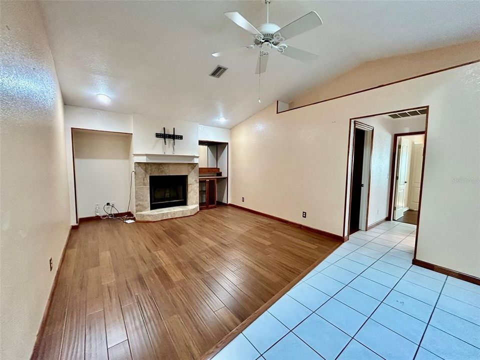 合同活跃: $1,925 (3 贝兹, 2 浴室, 1932 平方英尺)