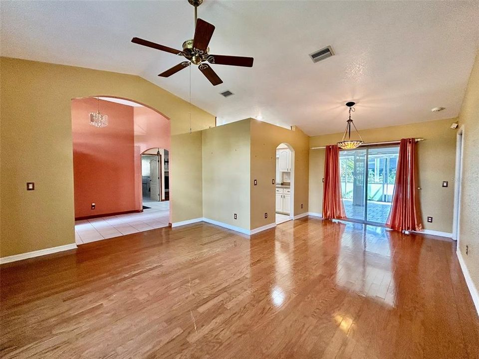 合同活跃: $1,925 (3 贝兹, 2 浴室, 1932 平方英尺)