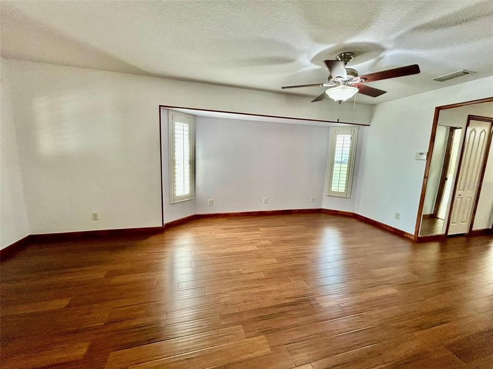 合同活跃: $1,925 (3 贝兹, 2 浴室, 1932 平方英尺)