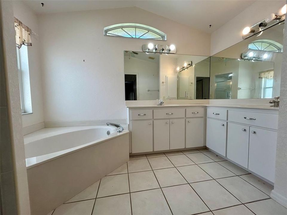 合同活跃: $1,925 (3 贝兹, 2 浴室, 1932 平方英尺)