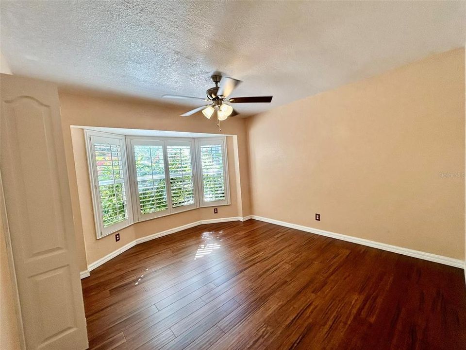 合同活跃: $1,925 (3 贝兹, 2 浴室, 1932 平方英尺)