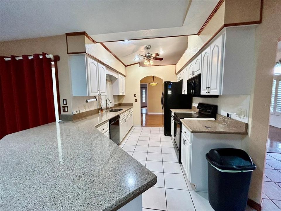 合同活跃: $1,925 (3 贝兹, 2 浴室, 1932 平方英尺)