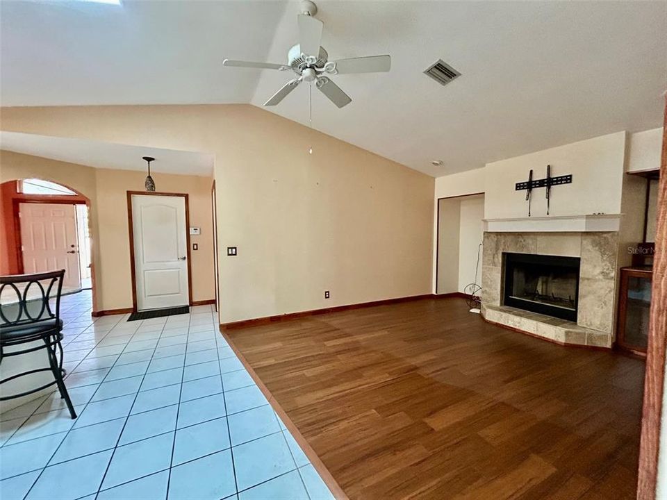 合同活跃: $1,925 (3 贝兹, 2 浴室, 1932 平方英尺)