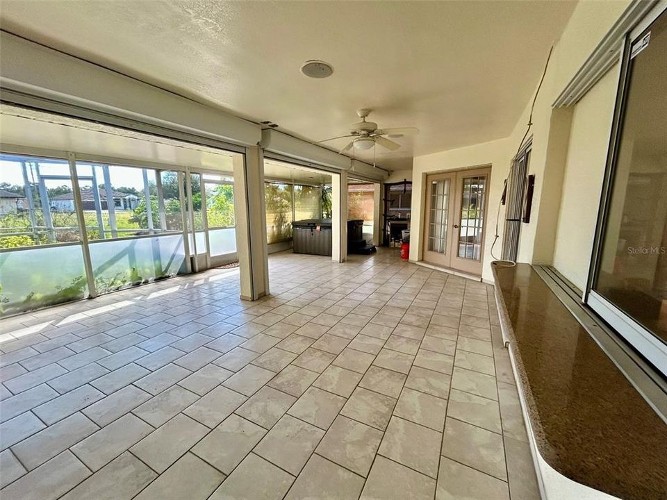 合同活跃: $1,925 (3 贝兹, 2 浴室, 1932 平方英尺)