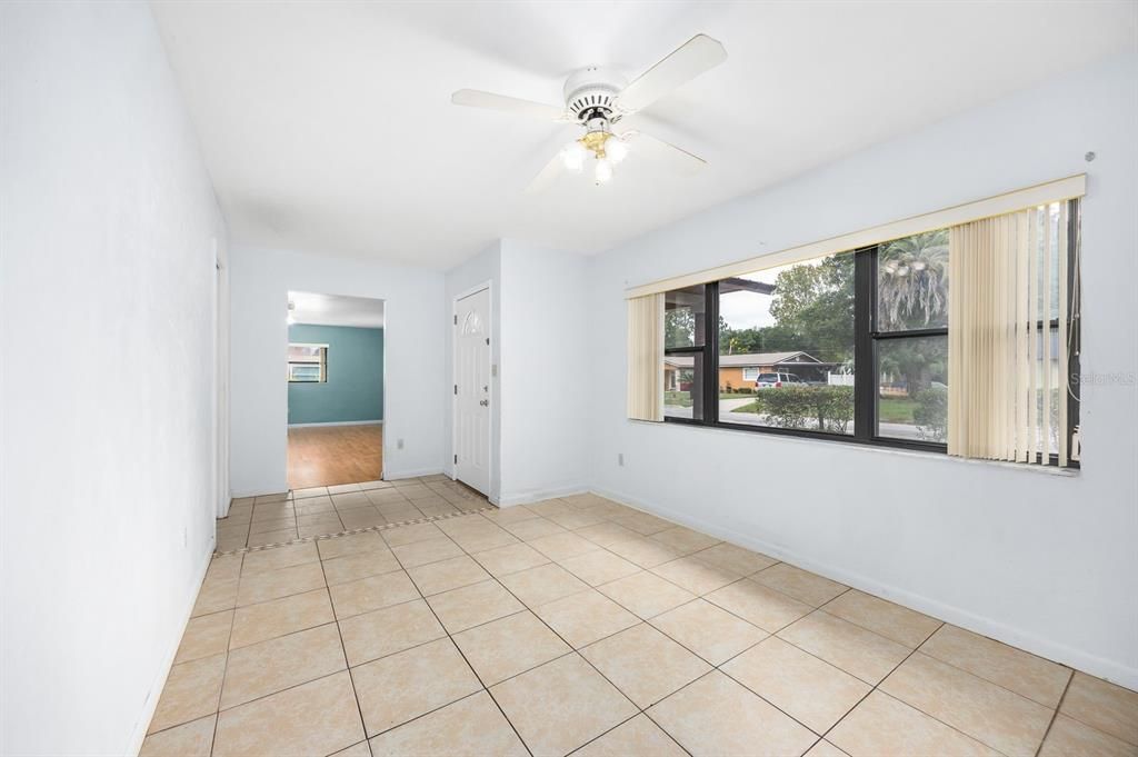 合同活跃: $235,000 (3 贝兹, 2 浴室, 1470 平方英尺)