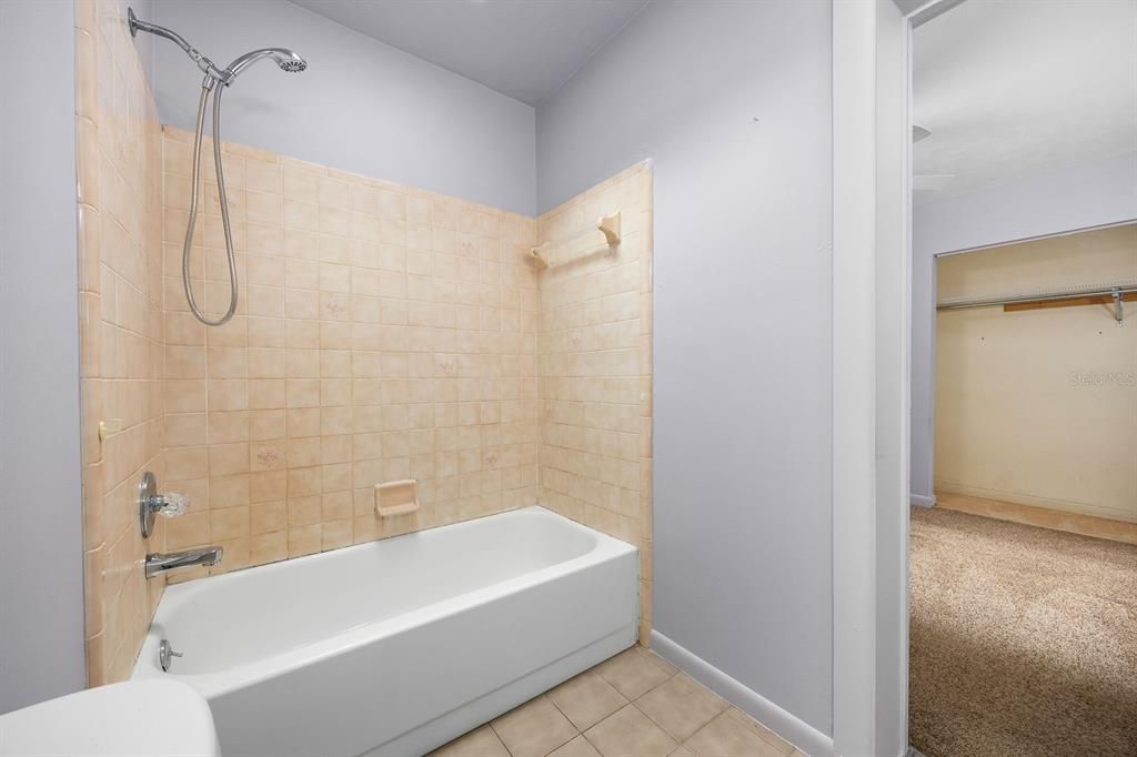 合同活跃: $235,000 (3 贝兹, 2 浴室, 1470 平方英尺)