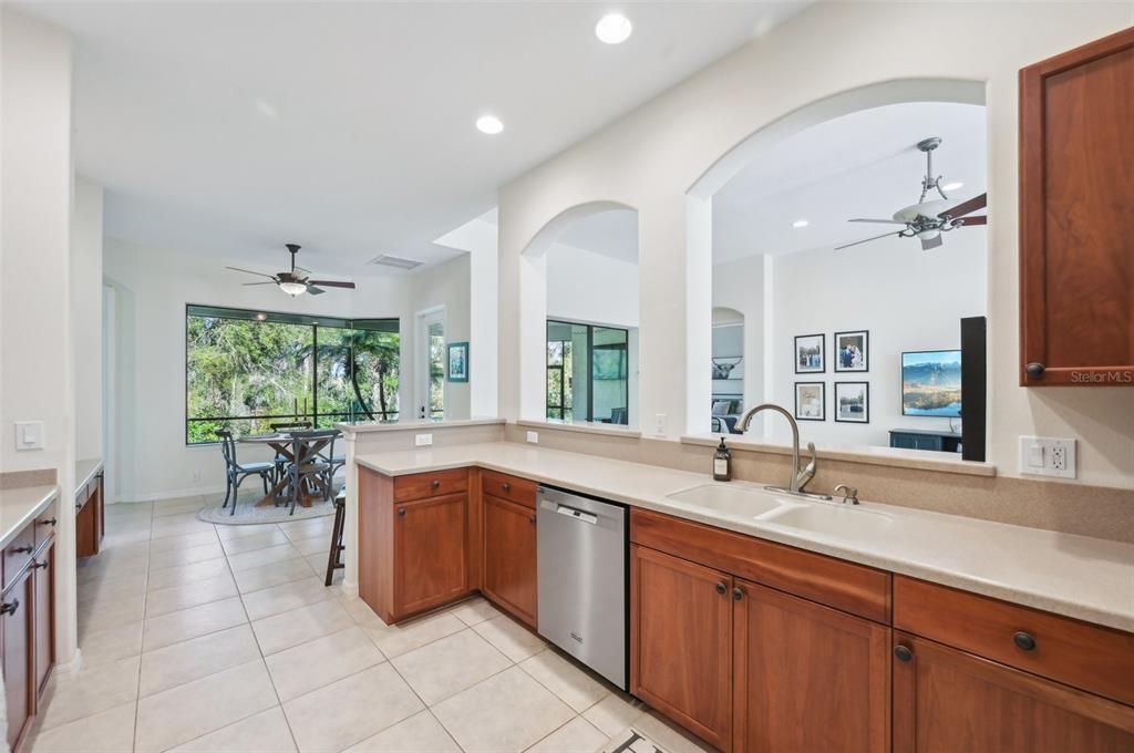 合同活跃: $520,000 (3 贝兹, 3 浴室, 2412 平方英尺)