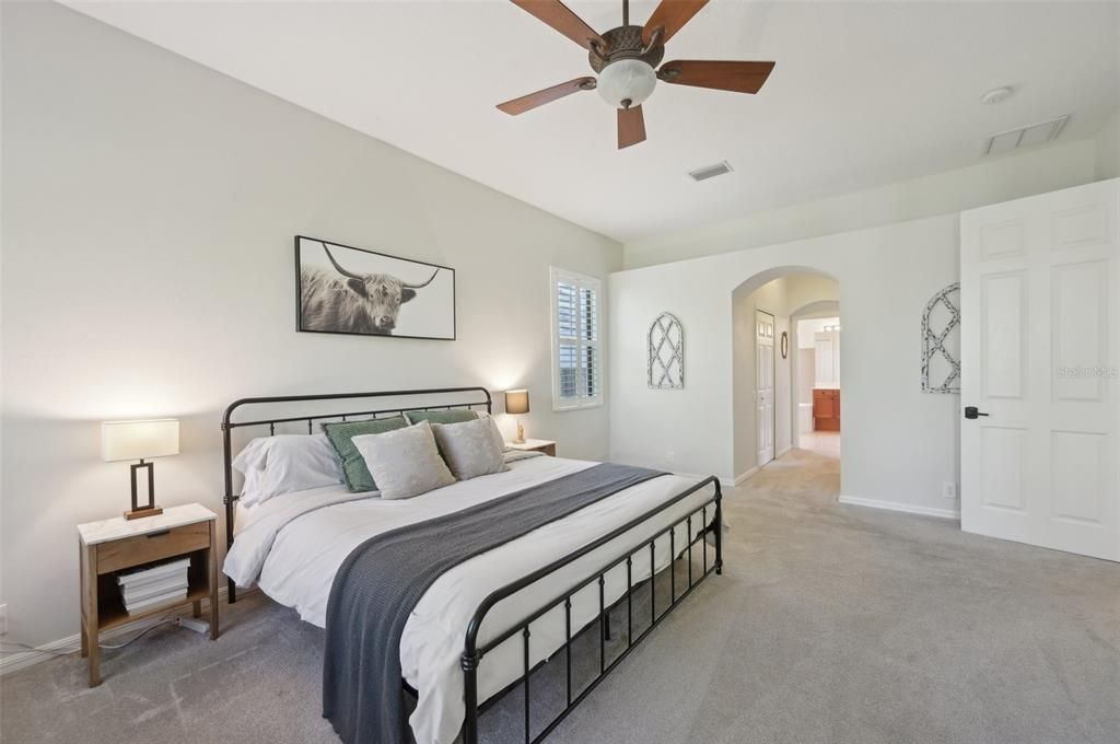 合同活跃: $520,000 (3 贝兹, 3 浴室, 2412 平方英尺)