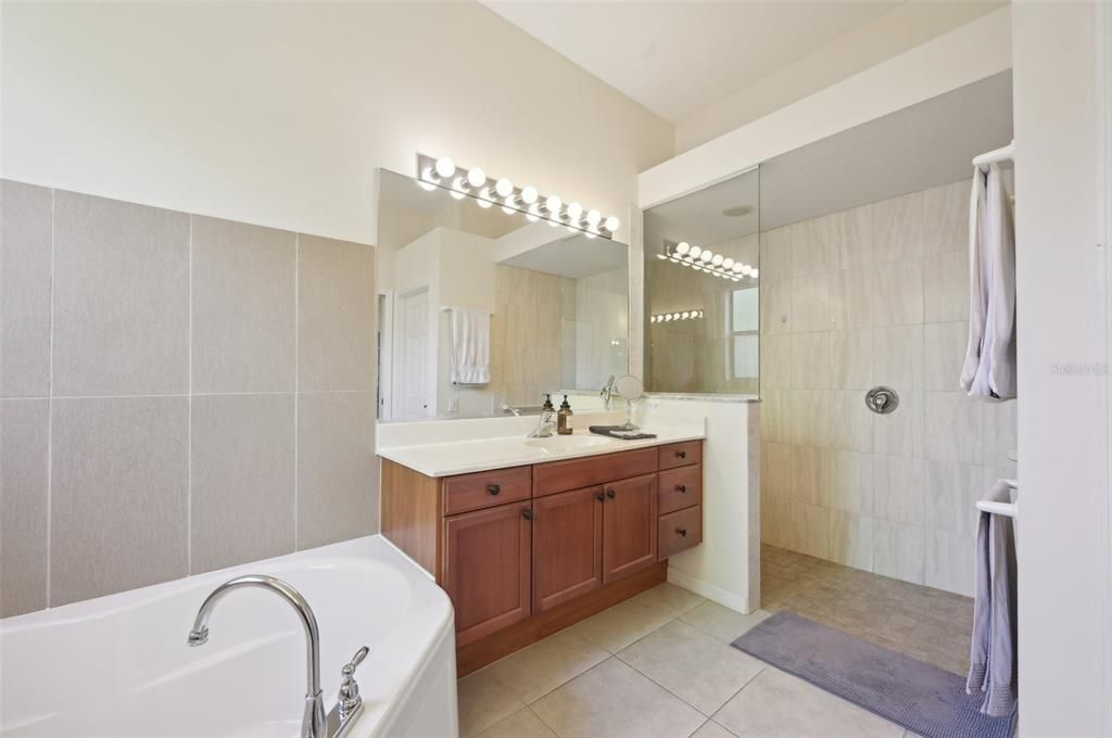 合同活跃: $520,000 (3 贝兹, 3 浴室, 2412 平方英尺)