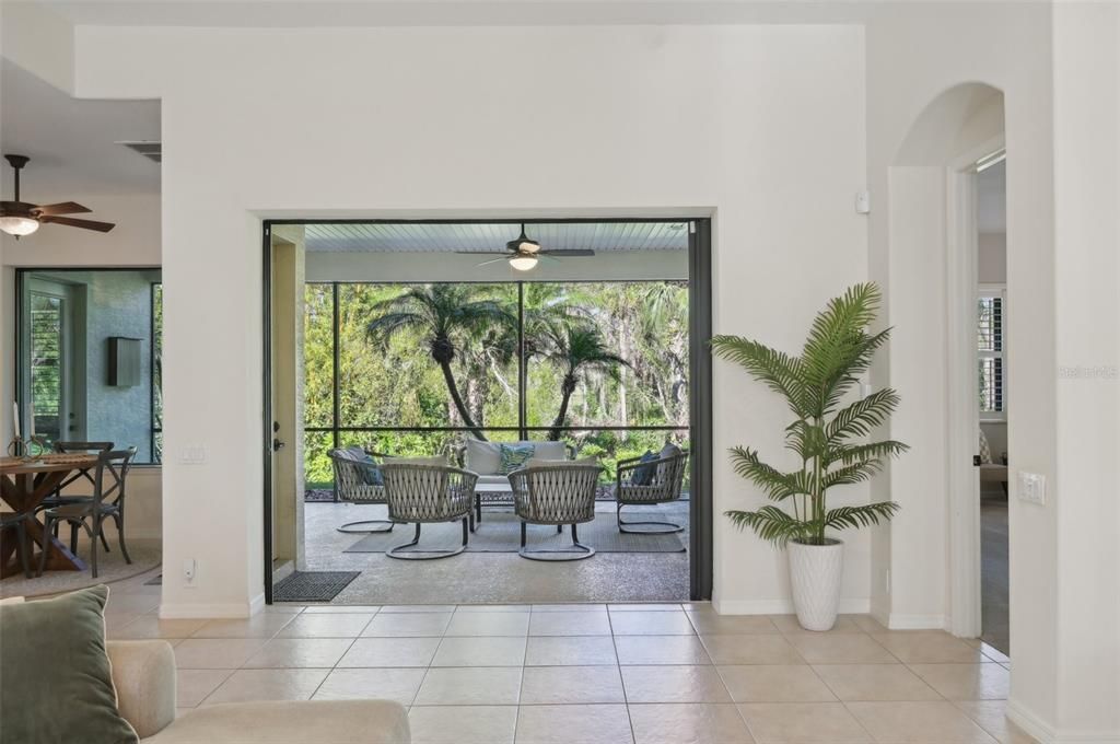 合同活跃: $520,000 (3 贝兹, 3 浴室, 2412 平方英尺)