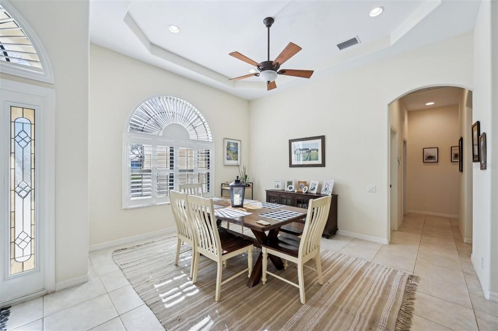 合同活跃: $520,000 (3 贝兹, 3 浴室, 2412 平方英尺)