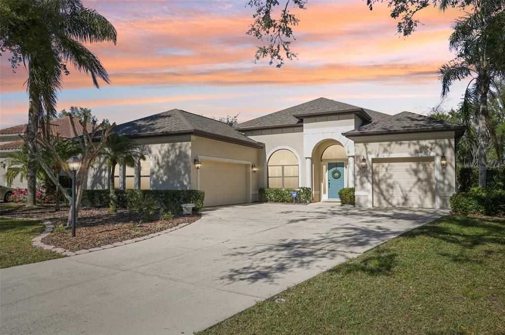 合同活跃: $520,000 (3 贝兹, 3 浴室, 2412 平方英尺)