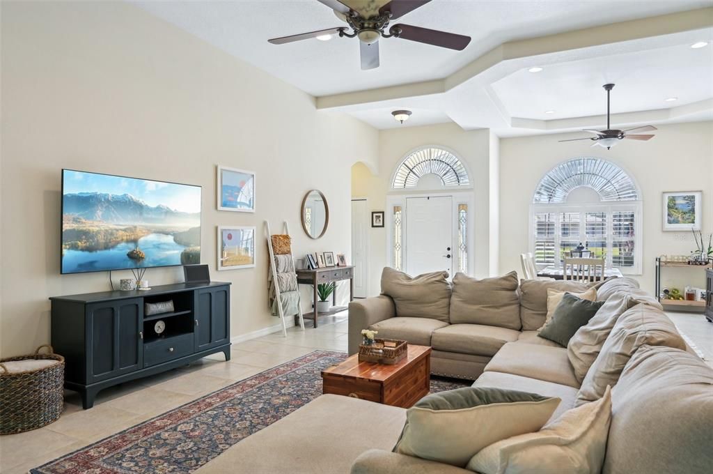 合同活跃: $520,000 (3 贝兹, 3 浴室, 2412 平方英尺)