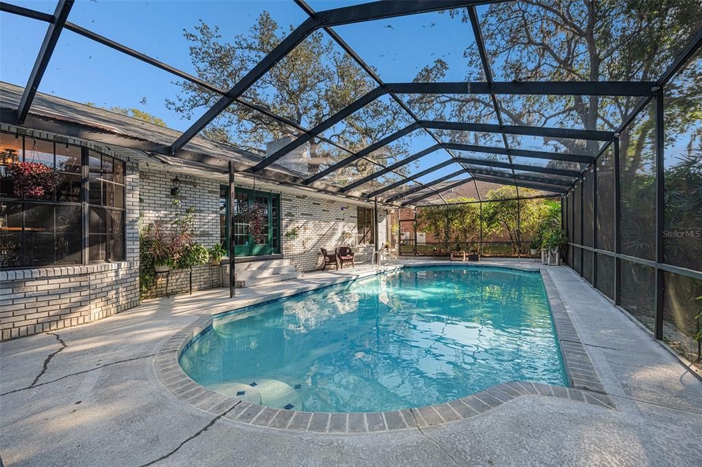 Activo con contrato: $519,900 (4 camas, 2 baños, 2300 Pies cuadrados)