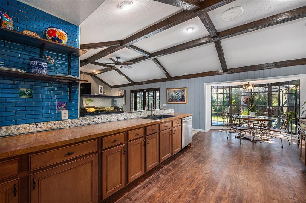 Activo con contrato: $519,900 (4 camas, 2 baños, 2300 Pies cuadrados)