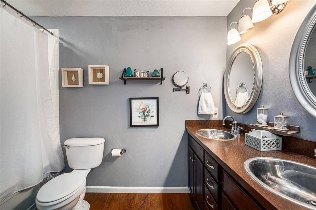 Activo con contrato: $519,900 (4 camas, 2 baños, 2300 Pies cuadrados)